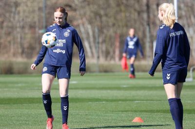Sara Holmgaard (t.v.) skal have ny klub. Måske kan venstrebacken, der er født og opvokset i Bording, bruge sommerens EM-slutrunde som udstillingsvindue.