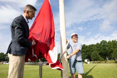 Som smilet indikerer, var det en meget tilfreds Thomas Sangild Dalberg (th.), der fik lov at hejse Dannebrog til tops.