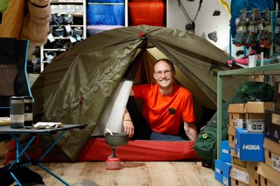 Har man ikke besluttet sig for, hvor sommerferien skal tilbringes, kunne man lægge vejen forbi Friluftsland på Engdahlsvej. Her er blandt andre souschef Chris Palbjørn-Søgaard klar til at vejlede om alt fra telte og liggeunderlag til de rigtige vandrestøvler og den rette påklædning til en tur i det fri.