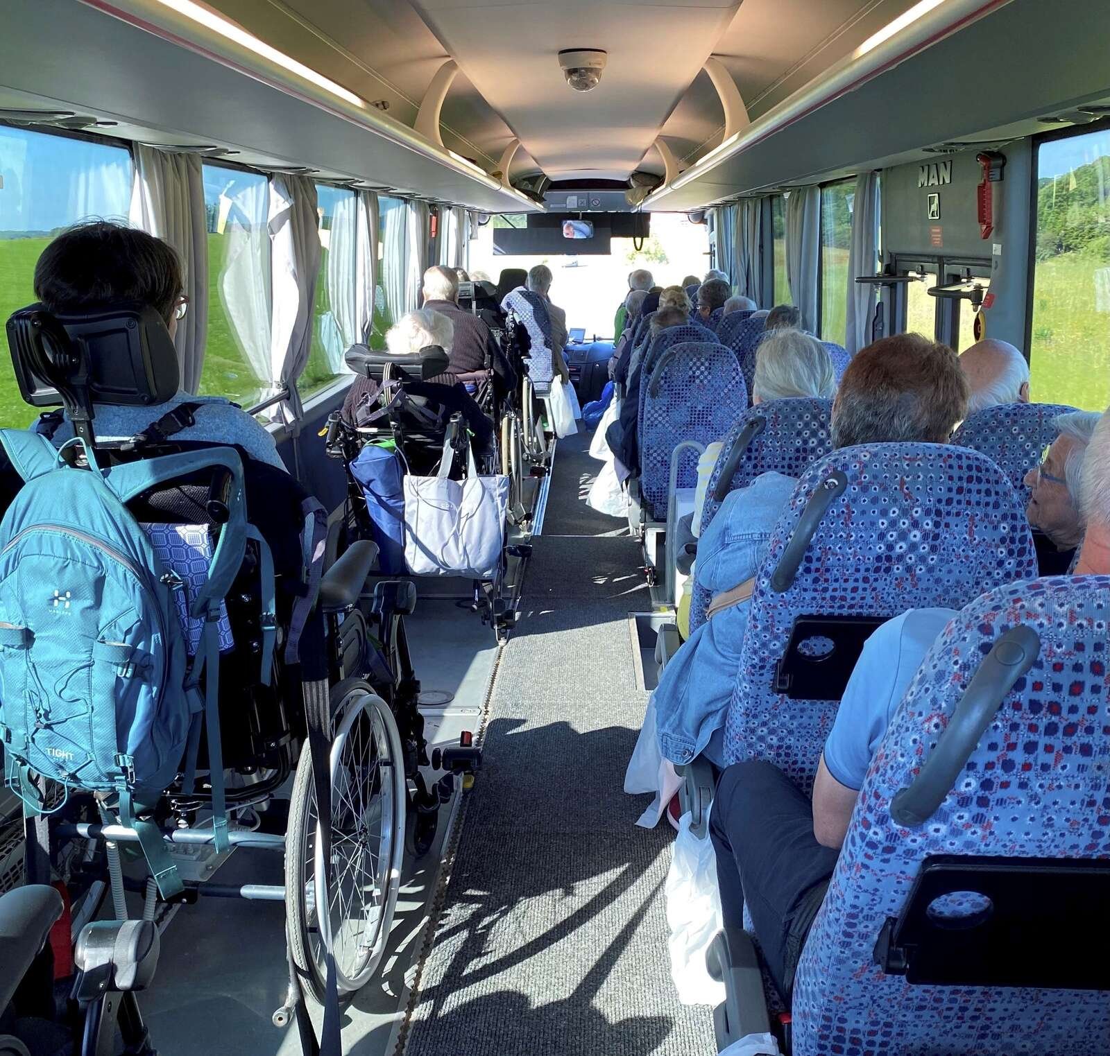 Der var en assistent til hver af de 20 beboere, da både personale, pårørende og frivillige var taget med på udflugt med bus og to festlige chauffører. Privatfoto