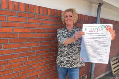 Rikke Linneberg Kær fotograferet med den plakat, der blev lavet til fælles juleaften, Juleaften for alle, sidste år. I år er det Vildbjerg Borgerforening, der står bag. Og arrangementet er planlagt til Hotel Vildbjerg.
