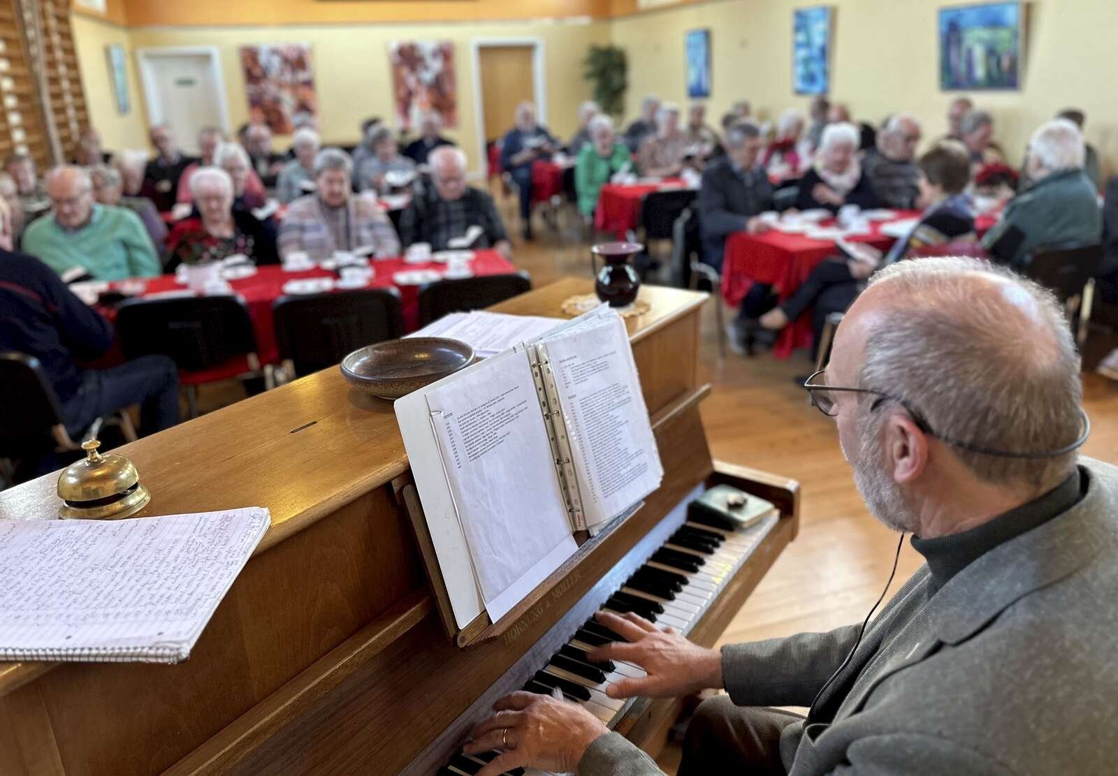 Iglsø Ældreklub arrangerer hen over vinteren foredrag og musik på Fjandbohus som her, hvor musikpædagog og historiefortæller Erik Sommer kom forbi til foredrag og fællessang. Arkivfoto: Henrik Bagge