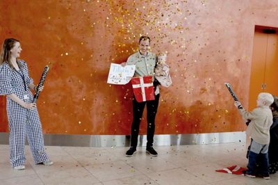 Lene Weyergang, kommunikationskonsulent hos Aarhus Universitet, tog sig af det ene konfettirør, mens Simon Sommer Haabers søn og kone drejede på det andet, så den nye ingeniør og hans datter blev badet i guld.