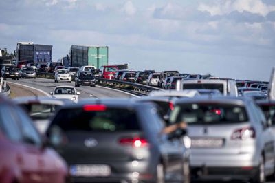 Vejdirektoratet forventer tæt trafik på de danske veje i skolernes sommerferie. Det giver risiko for kødannelse og længere rejsetid. (Arkivfoto).