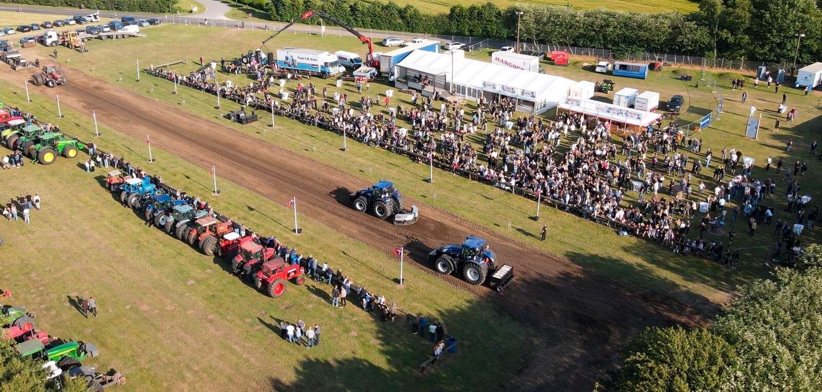 Traktortræk i Lånum den 20. juni 2025 trak 65 deltagere og op mod 2800 tilskuere. Privatfoto