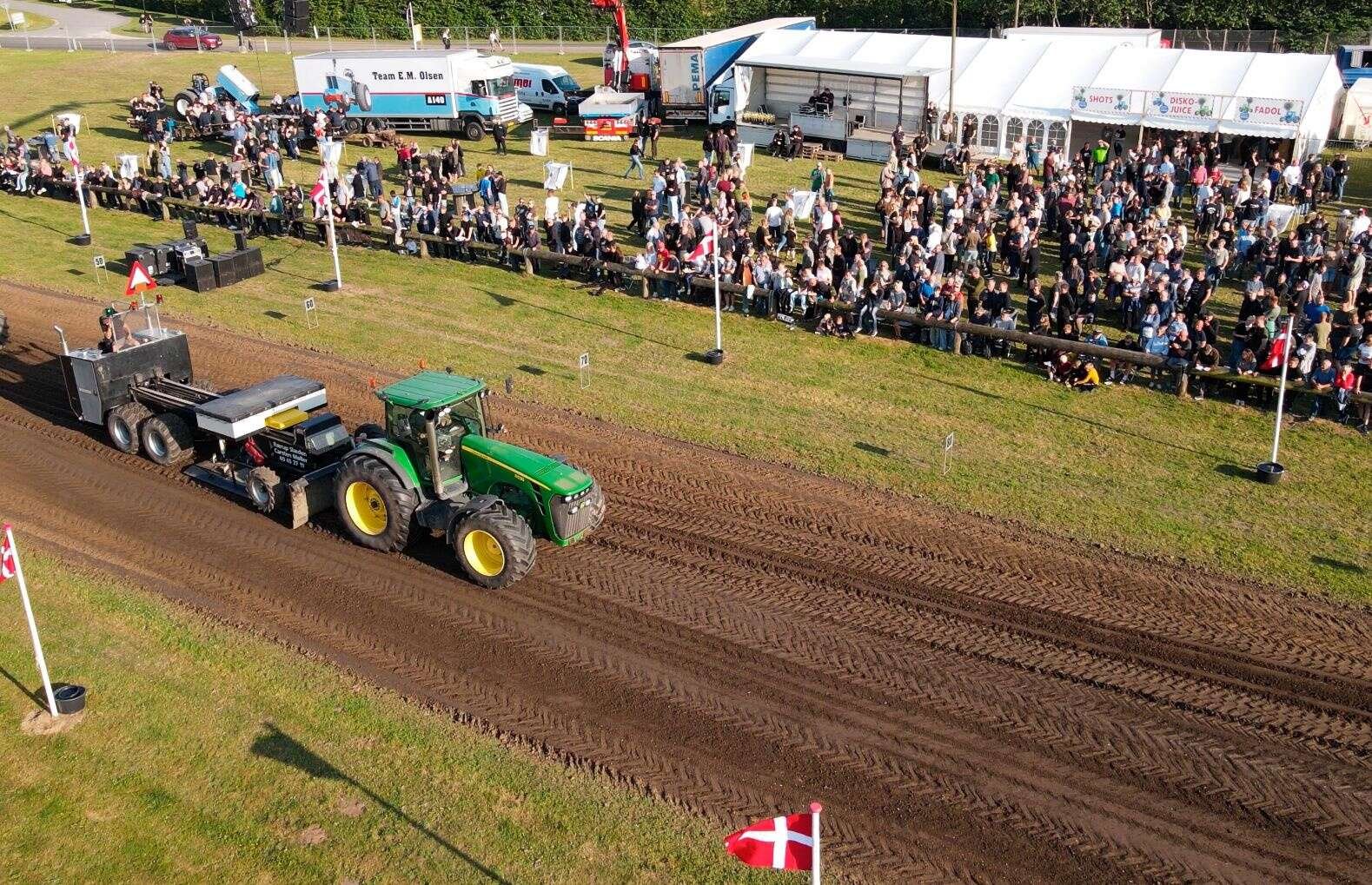 Traktortræk i Lånum den 20. juni 2025 trak 65 deltagere og op mod 2800 tilskuere. Privatfoto