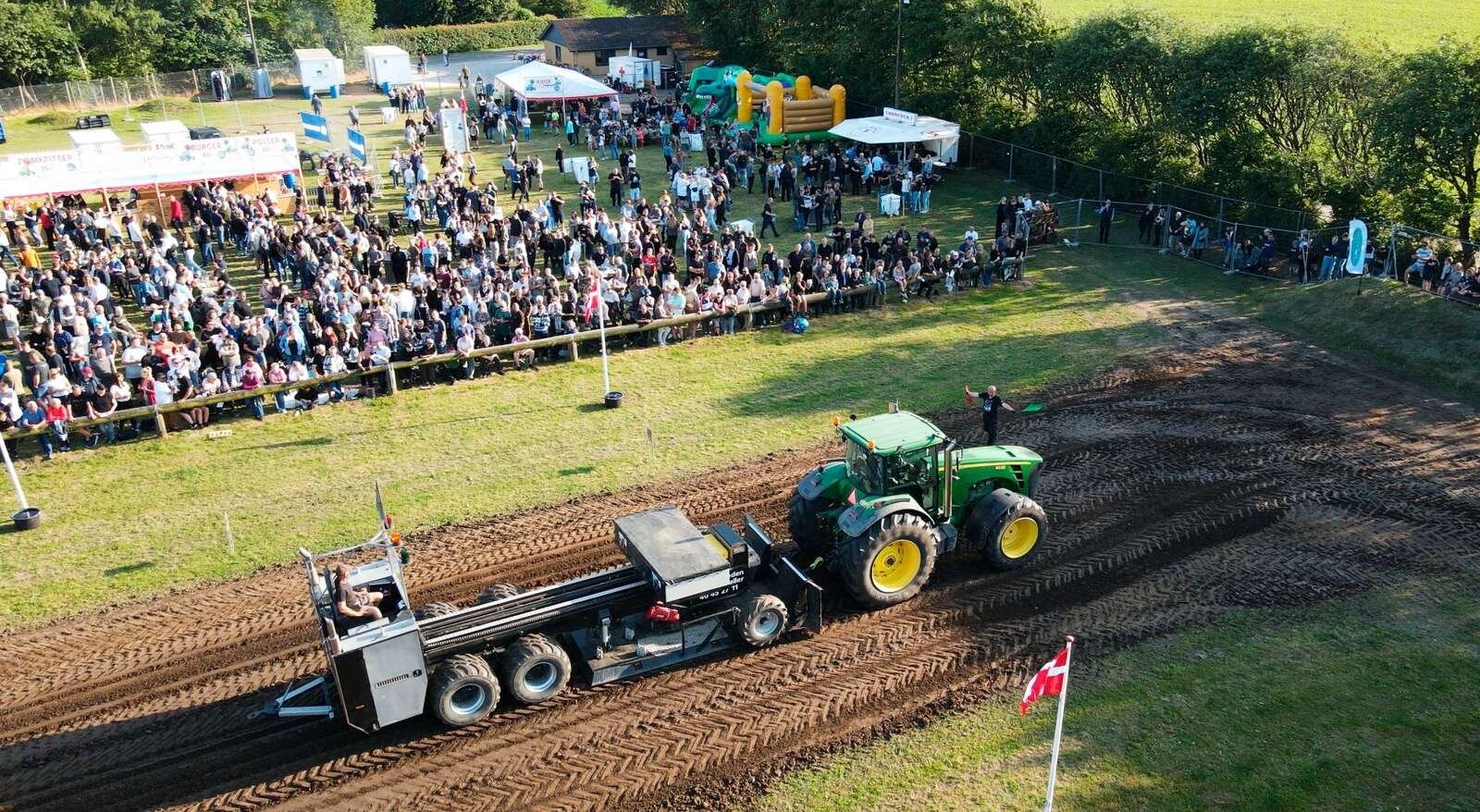 Traktortræk i Lånum den 20. juni 2025 trak 65 deltagere og op mod 2800 tilskuere. Privatfoto