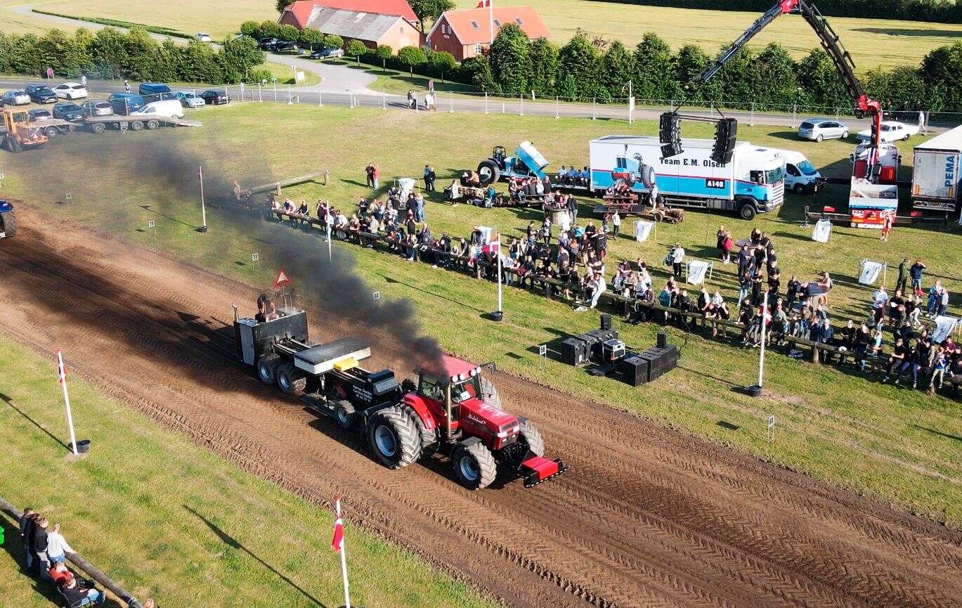 Traktortræk i Lånum den 20. juni 2025 trak 65 deltagere og op mod 2800 tilskuere. Privatfoto