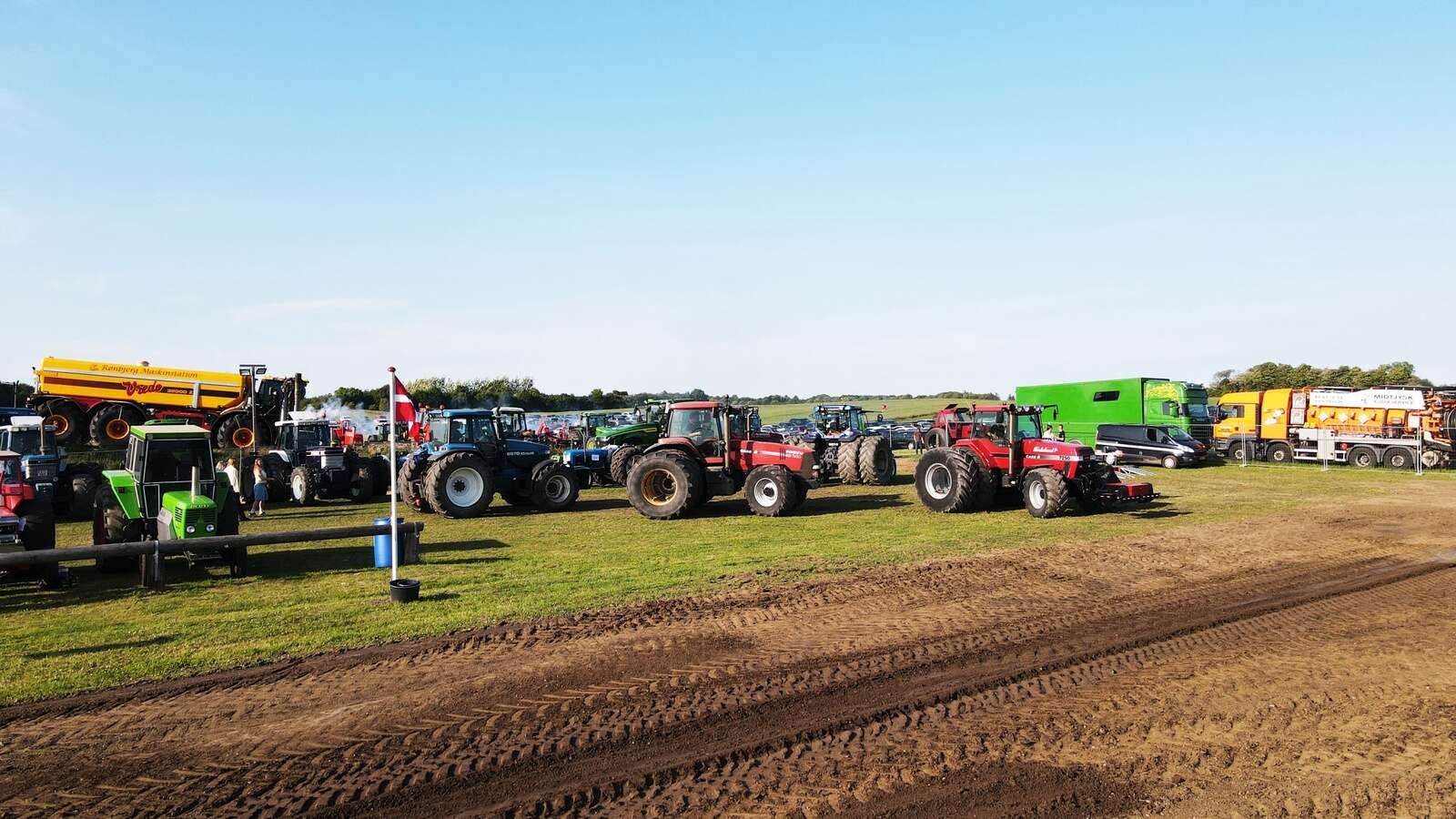 Traktortræk i Lånum den 20. juni 2025 trak 65 deltagere og op mod 2800 tilskuere. Privatfoto