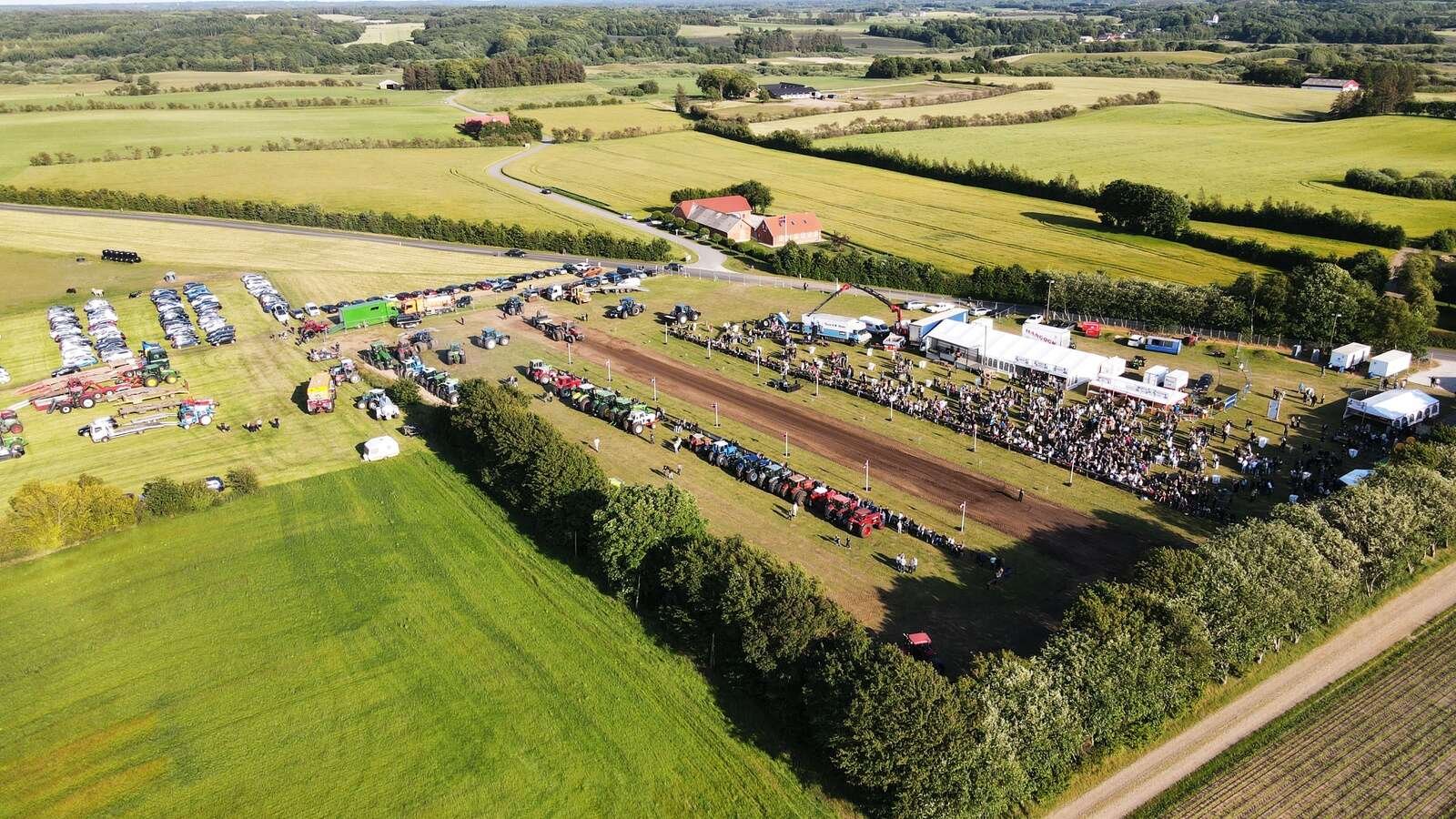 Traktortræk i Lånum den 20. juni 2025 trak 65 deltagere og op mod 2800 tilskuere. Privatfoto