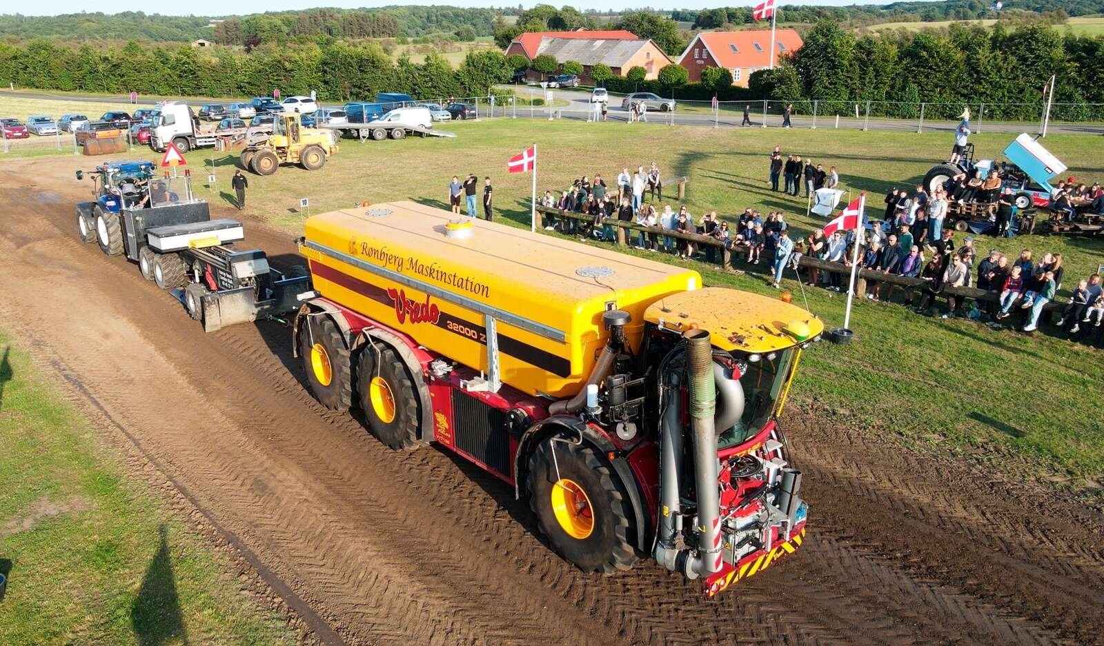 Traktortræk i Lånum den 20. juni 2025 trak 65 deltagere og op mod 2800 tilskuere. Privatfoto