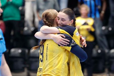 Fløjen Cecilie Brandt jubler over en Ikast-sejr på banen. Nu kan Ikast også juble over en økonomisk sejr uden for banen.