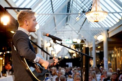 Oliver Verwold har flere gange optrådt i sit eget lokalområde, som her ved Ladies Night i Strøgcentret.