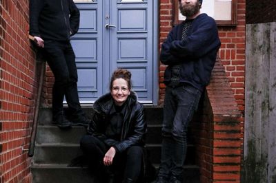 Fra venstre ses Varmestuens afdelingsleder Esben Lund Esmarch, korshærspræst Anette Ejsing og musikeren Rasmus Johansen. De tre har alle været med til at gøre musikalbummet muligt. PR-Foto