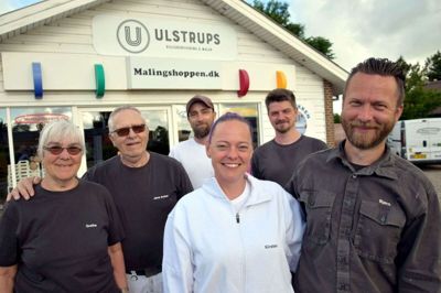 Fra venstre er det Grethe Ulstrup, Jens Anker Ulstrup, Stig Pedersen, Kirsten Marie Ulstrup, Michael Frederiksen og Bjørn Ulstrup, der til sammen udgør den aktuelle besætning hos Maler Ulstrup. Stig er uddannet maler og har været i firmaet i omkring 15 år, mens Michael er murer, men bruges til meget mere end det i firmaet, der i stigende grad har bevæget sig over mod boligrenovering og -indretning. Foto: Henrik Bagge