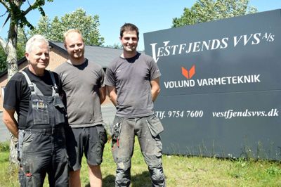 Karl-Ove Knudsen overlader med 35 års jubilæet den 1. juli en fjerdedel af firmaet til svigersønnen Jakob Kloster (th). I forvejen ejer sønnen Jesper Knudsen halvdelen af firmaet, og generationsskiftet i Vestfjends VVS er dermed en realitet. Foto: Henrik Bagge