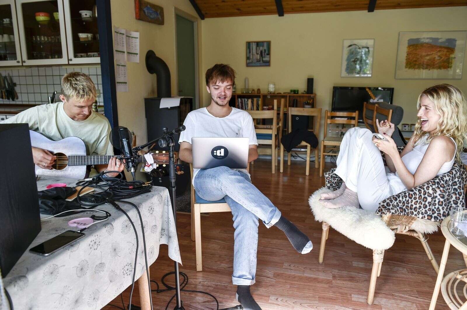 Sangskriver Christopher Rohde-Frisk (i midten) er med til songwritercampen for tredje år i træk. , siger han. Han er i gruppe med producer Mathias Thunbo og artisten Olivia Dam Junget, der skaber musik under kunstnernavnet »Ollie«. Foto: Lars Rasborg
