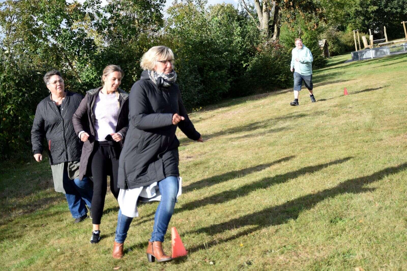 Opbakningen var stor blandt forældrene til trivselsdagen på Sparkær Skole, der på det seneste har oplevet modvind med både dårlig omtale og en trussel fra Viborg Kommune om at reducere skolens syv klassetrin til fire. Foto: Henrik Bagge