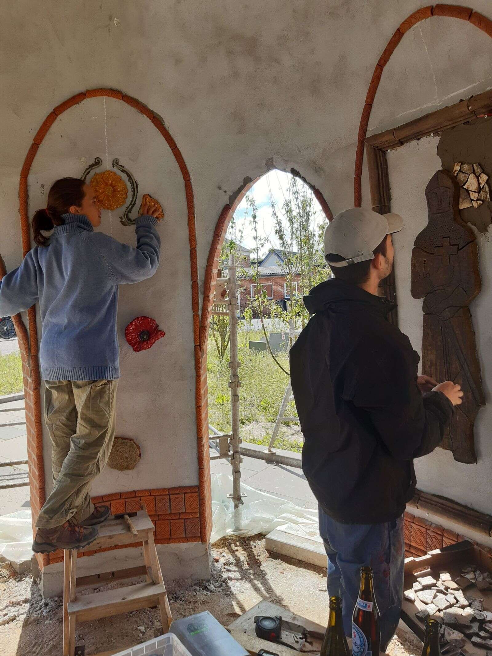 Kunstnerparrets børn, Sigrid og Joaquin, har også fået hvert deres ben at udsmykke på skulpturen. Privatfoto