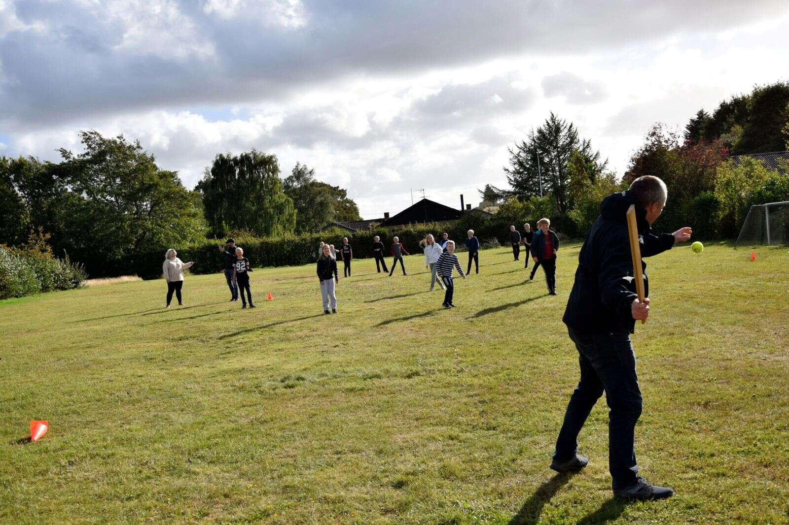 Kristian Olesen, der har Andreas i 5. klasse på Sparkær Skole, svinger battet på en trivselsdag, der ifølge ham var fantastisk til at ryste alle sammen omkring den lille skole med 75 elever. Foto: Henrik Bagge