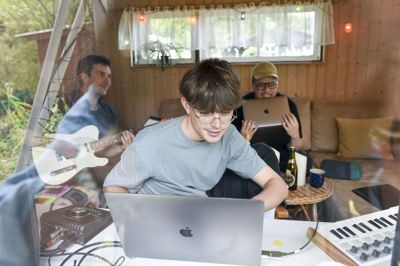Fra venstre ses Daniel Joy, Samuel Ledet og Benjamin Rosenbohm, der arbejder på højtryk i et lille anneks for at blive klar med deres nye pophit. Foto: Lars Rasborg