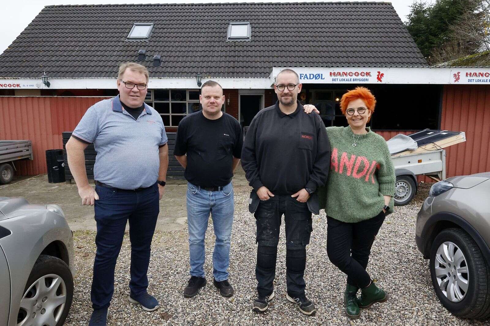 Til daglig er de henholdsvis underviser, gulvlægger, fibertekniker og pædagog på et botilbud, men som ugen skrider frem vil man også kunne se Hans-Jørgen, Dennis, Bo og Lise svinge bajere over disken på Tønden i Sparkær, som de er nye forpagtere på. Foto: Lindy Jørgensen