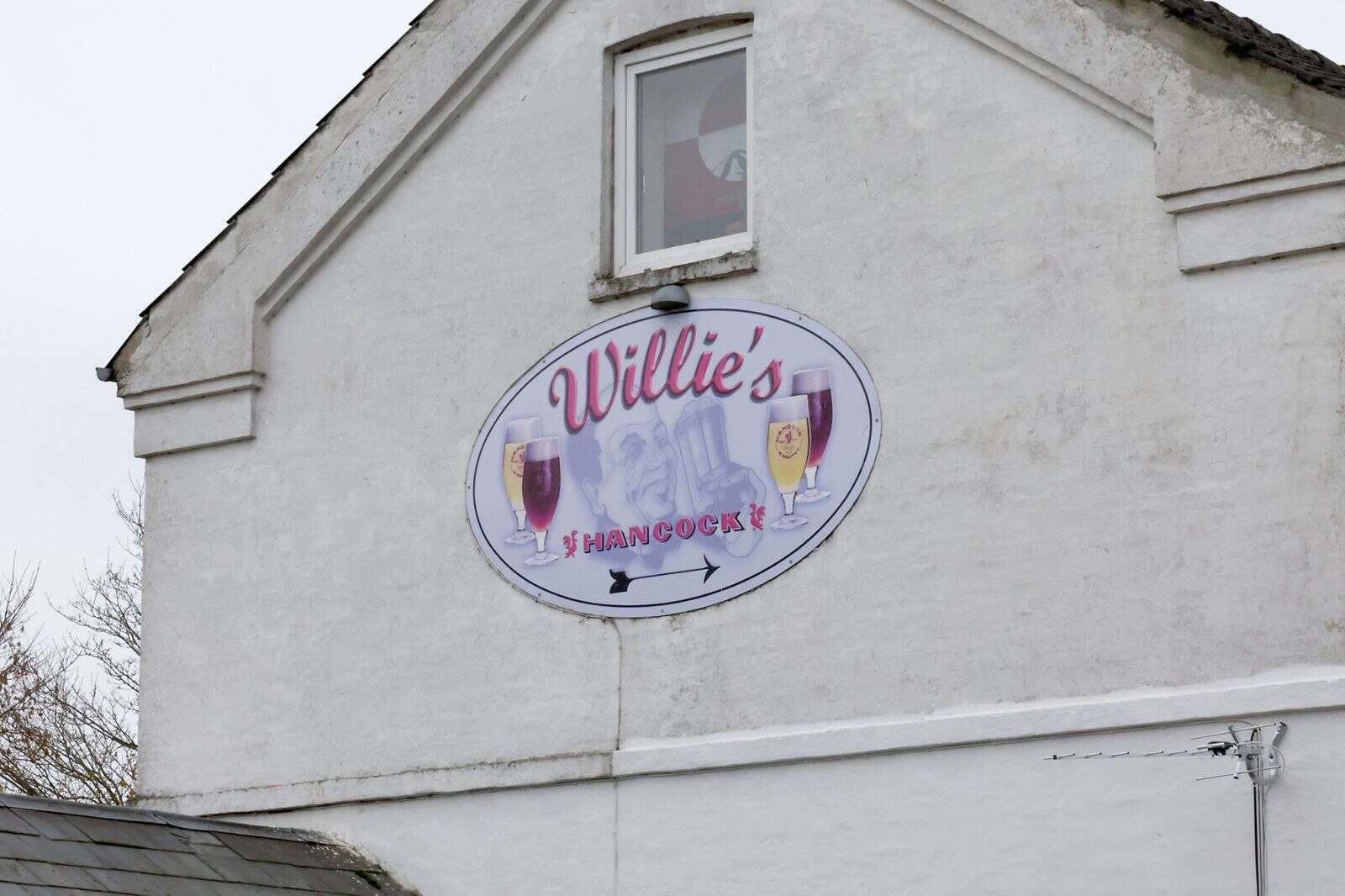 Her på gavlen hænger stadig det gamle logo fra dengang Sparkærs værtshus stadig hed »Willie´s«, men efter planen vil det inden fredag blive skiftet ud med et nyt logo, der gør opmærksom på »Tønden«. Foto: Lindy Jørgensen