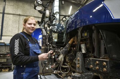 Landbrugsmaskinmekaniker Birgitte Brunsgaard Jacobsen føler sig godt forberedt til EuroSkills, hvor hun blandt andet kommer til at rode i en John Deere traktor, en JCB gravemaskine og en McHale ballepresser. Arkivfoto: Lars Rasborg