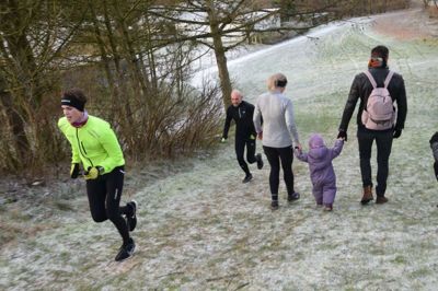 De fleste løber den 5,3 kilometer lange runde, der også går hen over byens kælkebakke, mens andre benytter lejligheden til at gå en familietur til Vinterløbet. Arkivfoto: Henrik Bagge