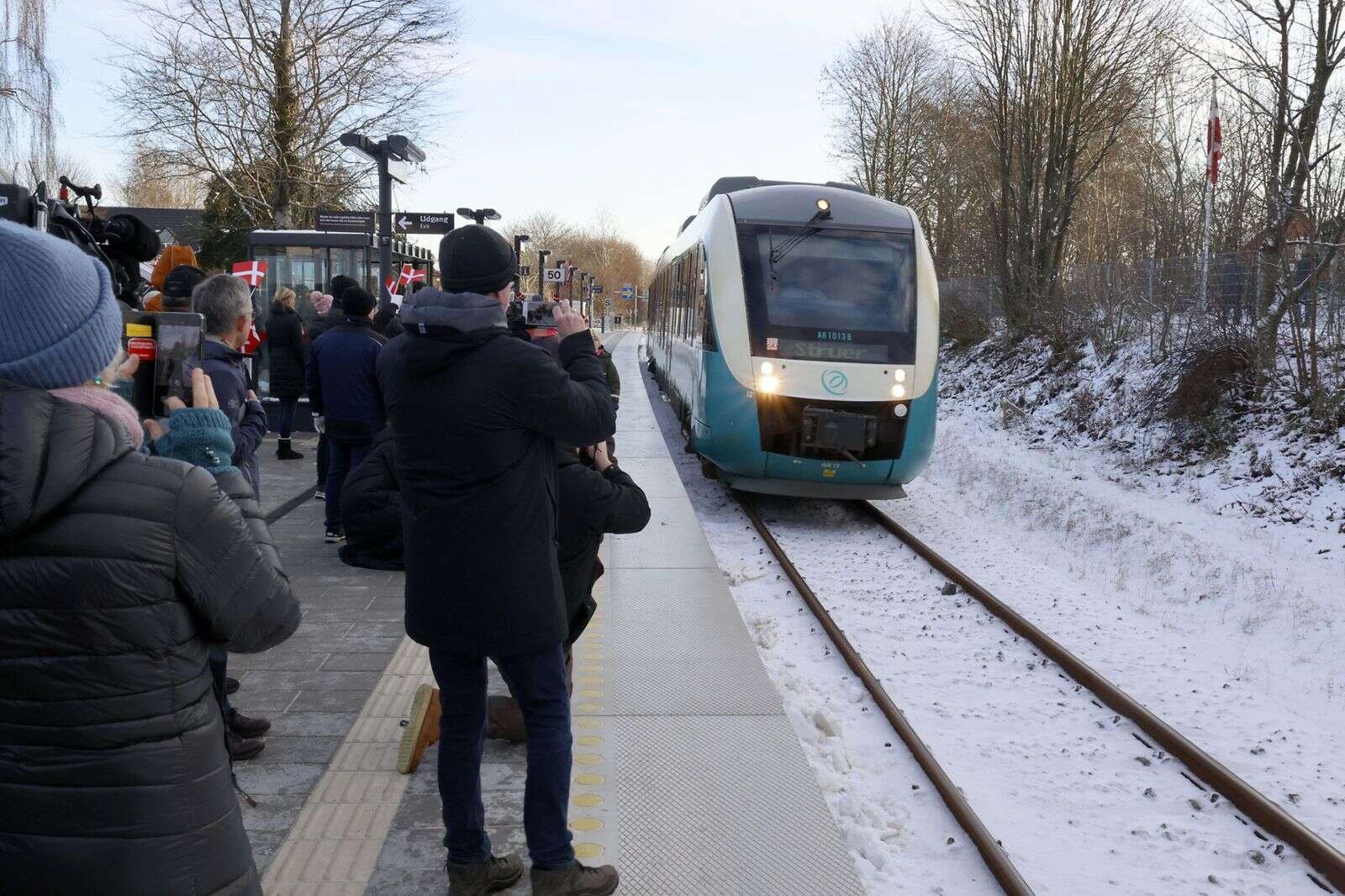 43 år er der gået, siden tog mellem Aarhus og Struer sidst stoppede her i Sparkær. Det gør de nu igen, og borgere i Sparkær forudser, at dét vil få meget stor betydning for byen. Foto: Lindy Jørgensen