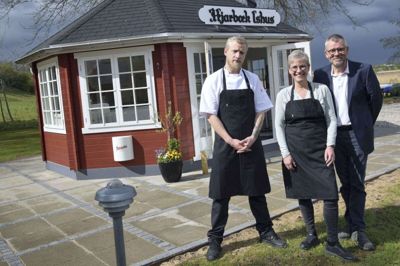Hjarbæk Kro genåbnede i maj 2021 med Lone og Morten Bekker som forpagtere, mens sønnen Mikkel Bekker (tv) blev køkkenchef. Arkivfoto: Henrik Bagge
