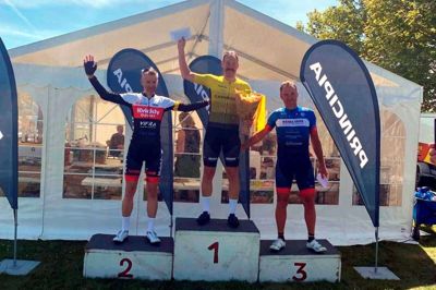 Rune Kristensen øverst på skamlen efter Campione Pinse Cuppen. Privatfoto