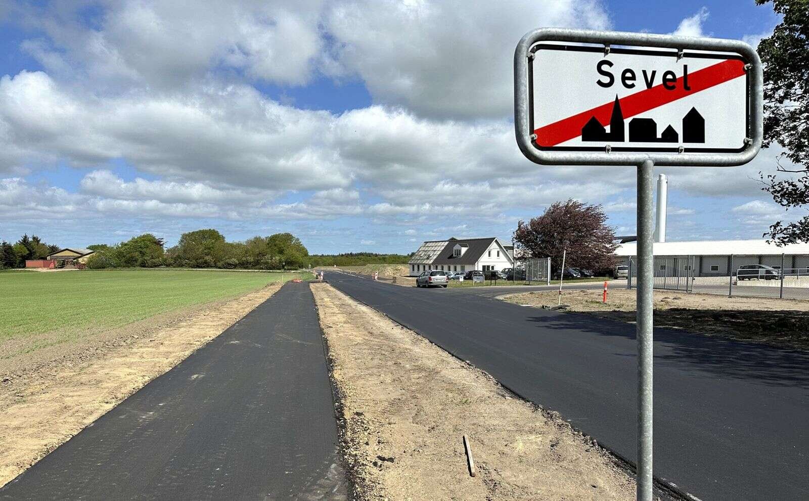 Lidt udenfor Sevel skal cyklisterne krydse Hjelmvej, så der resterer fortsat et arbejde med at sikre det trafikpunkt, der ligger 50 meter fremme på billedet. Foto: Henrik Bagge