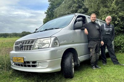 Mads Bøvling-Kristensen (tv) har per 31. juli overtaget Skive Havns Båd- og Motorservice fra Jens Viborg. Han startede firmaet i 1995, men efter 28 år ved roret går han nu på efterløn. Foto: Henrik Bagge