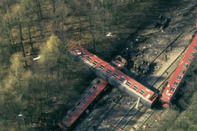 Intercitytoget fra Fredericia havnede i en skov ved Sorø i en tragisk ulykke, som en forfatter med lokale rødder har dykket ned i. Omslag: Kriminalforlaget