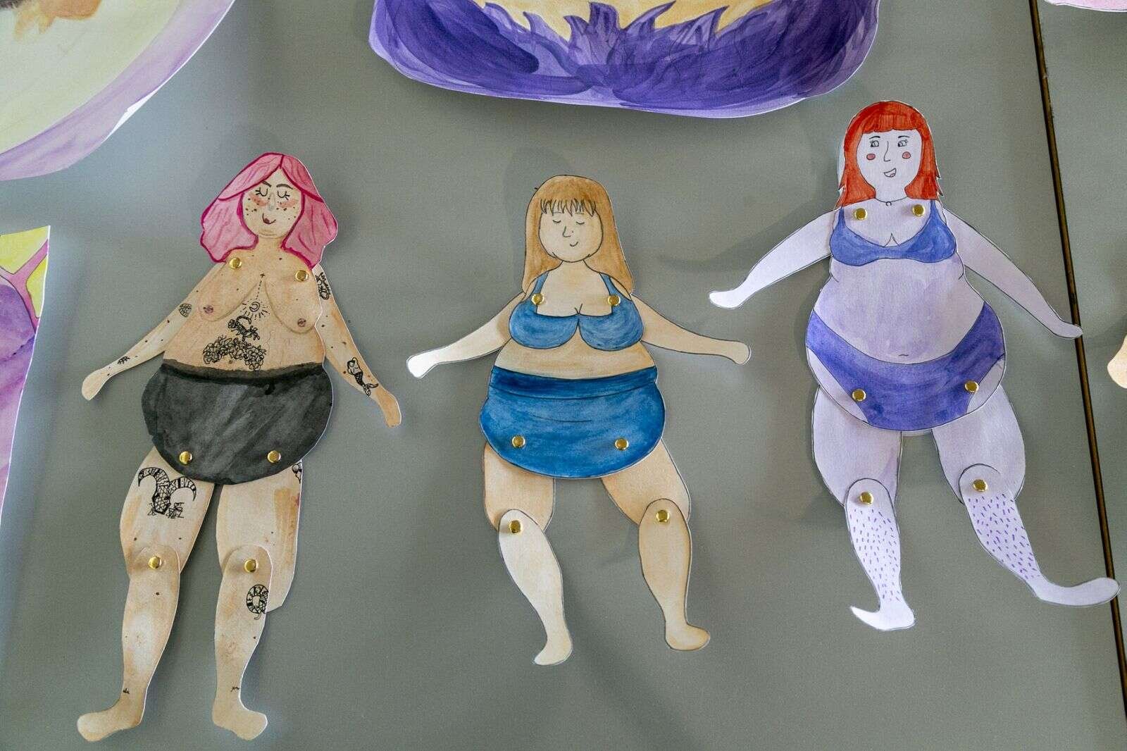 Højskoleskemaet stod på svømning, yoga, modelfotografi og kunstneriske fag. Her skabte kursisterne sprællemænd baseret på deres egne kroppe. Foto: Steen Don