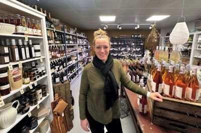 Som mange af sine kolleger i handelsgaden Vestergade i Stoholm holder også Kit Bach lukket om mandagen, men det betyder ingenlunde at hun sidder og fiser den af derhjemme. - Det er som regel en kortere dag end de andre, men det er bestemt ikke en fridag. Der er masser af pakker, der skal bringes ud til kunderne, og en masse andre ting, det er rart at få styr på og ryddet op i, siger Kit Bach. Foto: Henrik Bagge