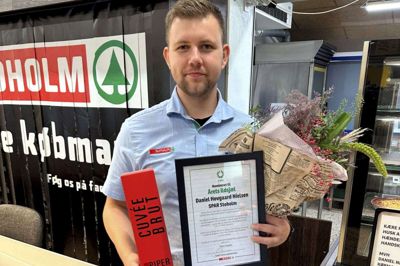 Købmand Daniel Hovgaard Nielsen er nomineret til Årets Ildsjæl i Spar-kæden og har allerede modtaget både blomster, vin og et indrammet diplom for sin indsats. Den 7. november afgøres det så, om han også løber med den endelige titel, når Spar-købmændene mødes til kædens årlige træf. Privatfoto