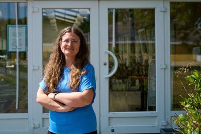 Aministrativ medarbejder Dorthe Møller Neumann ses her ved indgangen til det vandrehjem, der nu hedder Danhostel Stoholm og administreres af Stoholm Fritids- og Kulturcenter. Privatfoto