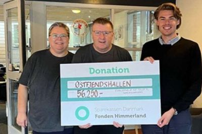 Mikael Damgaard Frederiksen (th) fra Sparekassen Danmarks afdeling i Viborg var taget til Østfjendshallen for at overrække en check på 56.250 til halinspektør Frank Kingo Mikkelsen og hans hustru Dorte. Pengene skal bruges til et handicaptoilet. Privatfoto