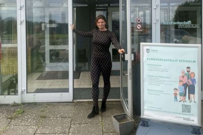 Sus Møller er ansat som udviklings- og oplevelseschef i Stoholm Fritids- og Kulturcenter og skal stå i spidsen for driften af stedets nye fitnesscenter, som hun her ses ved indgangen til. Privatfoto