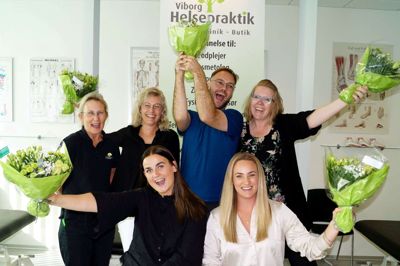 Forrest fra venstre er det Signe Marie Nielsen, Stoholm, og Ida Sigaard, Viborg. Bagerst fra venstre er det underviser og sygeplejerske Susanne Glerup, Anja Wijva Meldgaard, Bjerringbro, Niels Pallesen, Viborg, og Karen Louise Petersen, Sunds. Foto: Viborg Helsepraktik