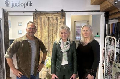 Optiker Per Juel bor inde bag stalddøren, kosmetolog Regina Kristensen (th) bor oppe ad trappen, og Bente Antonsen Jensen bor med sin tøjbutik i det store rum ud mod torvet. I lokalerne bag trioen har de fællesarealer med både toilet og køkken med frokostrum. Foto: Henrik Bagge