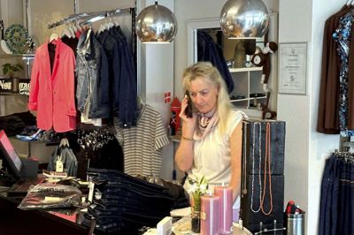 - Jeg er så glad, så glad, siger Bente Antonsen Jensen, der med sin Butik Bente fra den 28. september flytter i nye lokaler med indgang ud mod torvet i Vestergade i Stoholm og dermed ekstra synlighed til følge. Foto: Henrik Bagge