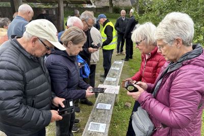 Deltagerne havde udstyret i orden, da Løgstrups nye byvandringsrute med QR-koder skulle testes. Ruten er cirka en kilometer lang og har 16 poster. Senere følger yderligere to ruter, mens de alle tre også vil blive lanceret i en børneudgave. Foto: Henrik Bagge