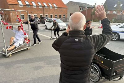 Hu hej vilde dyr gik det rundt og rundt i ring, da Stoholm Handelsstandsforening skulle indspille en video med reference til Stoholm Rally, som afvikles i Fjends næste weekend. Foto: Henrik Bagge
