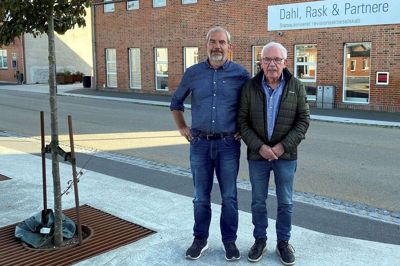 Far Jens Ole Dahl startede revisionskontor i Stoholm i 1973, og da han i 2004 overdrog firmaet til sønnen Frans Dahl (tv) fortsatte han med at have sit eget skrivebord i firmaet. Det har han stadig og kan fredag den 20. oktober fejre 50 års jubilæum. Privatfoto