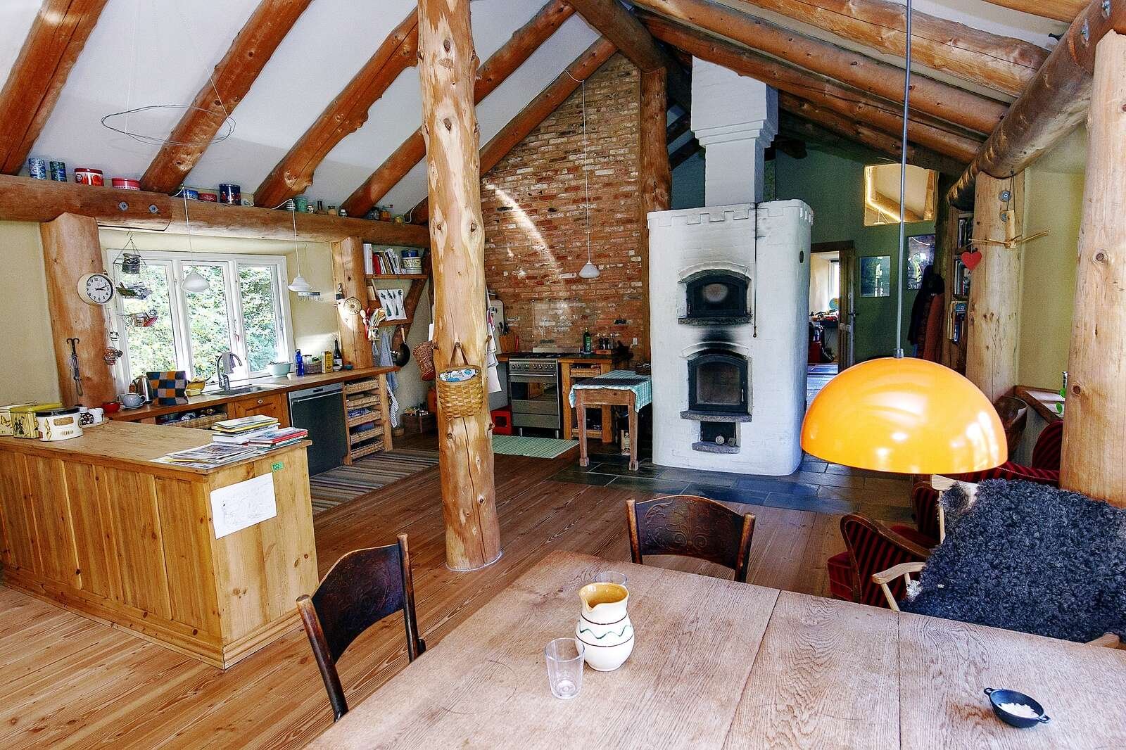 Alle rum er til kip, så der er ingen lofter i halmhuset. Familien Høj Jensen har også opereret med et minimum af vægge, så køkken og stue er én stor og indbydende gildesal. Halmhuset er nemt at holde, og familien har ikke malet væggene, siden man flyttede ind i 2009. Dertil har huset et godt og sundt indeklima med et åndbart murværk og en stabil luftfugtighed.