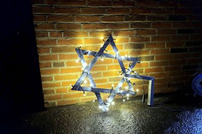 Vridsted får i alt julebelysning i 20 lygtepæle med skiftevis stjerner og juletræer som motiv. Blandt andre Karl Ove Knudsen fra Vestfjends VVS har været behjælpelig med at fremstille de flotte genstande i galvaniseret stål. Privatfoto