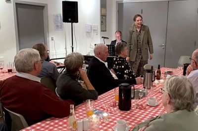 »Godaften i stuen, mit navn er Carl Nielsen« var et revynummer skrevet af Poul Ramel og Otto Leisne i fremført af Dirch Passer i 1961. Med omkvædet »Og tralalulalaj – og bummelum« vakte det genklang i Vridsted, da det blev lystigt fremført af Birgitte Antonius og John Skou. Privatfoto